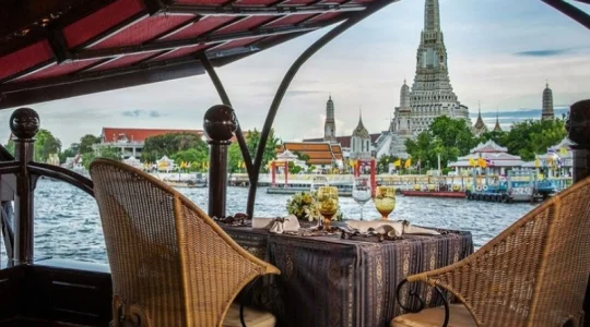 【ディナークルーズ】マノーラ ディナークルーズ｜アナンタラリバーサイドホテル運行｜木造伝統船で楽しむ本格タイ料理コース＆ソフトドリンク飲み放題